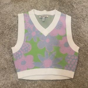 urban outfitters crop shrunken sweater vest-size medium